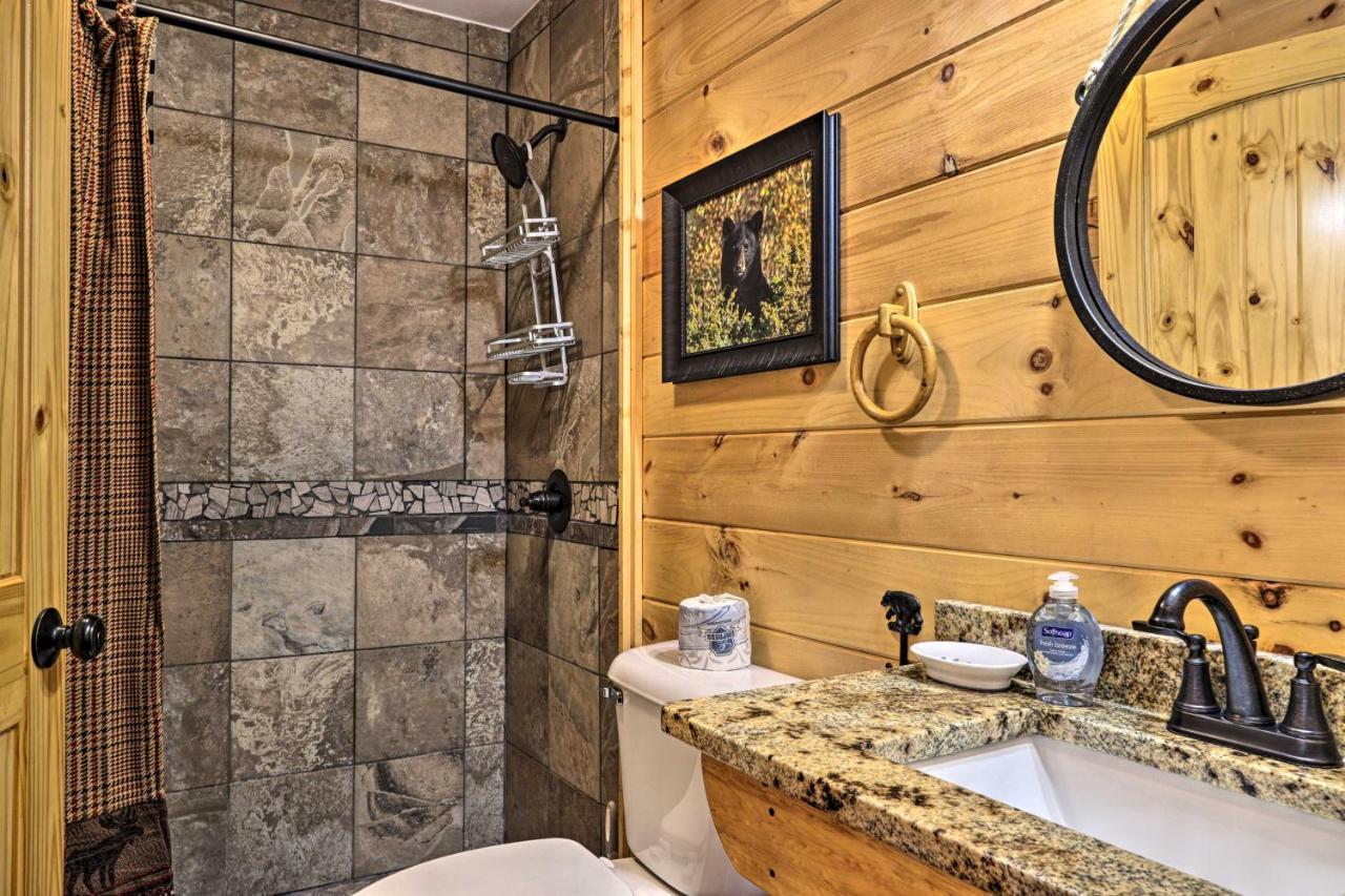 Luxe Cabin With Hot Tub, Theater, Pool Table, Arcade Pigeon Forge Exteriér fotografie