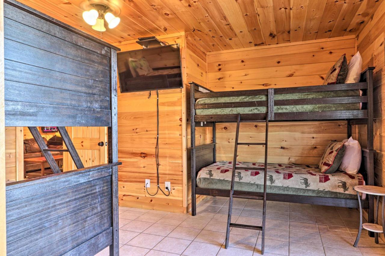 Luxe Cabin With Hot Tub, Theater, Pool Table, Arcade Pigeon Forge Exteriér fotografie